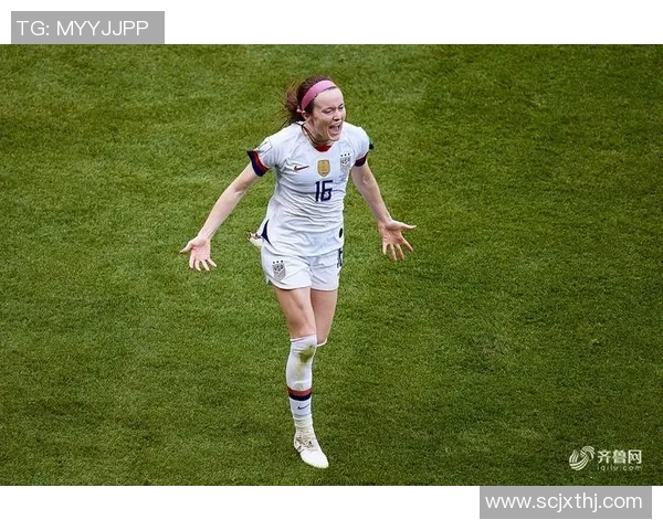 美国女足球星荣获年度最佳球员奖项举杯庆祝瞬间