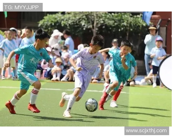 足球巨星亲临指导青少年亲身传授实战技巧提升全面足球素养